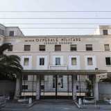 Il desolante ex ospedale militare Bonomo di Bari, gigante del quartiere Carrassi chiuso dal 2008. Varchiamo l'ingresso monumentale, ben visibile al civico 243 di corso Alcide De Gasperi 